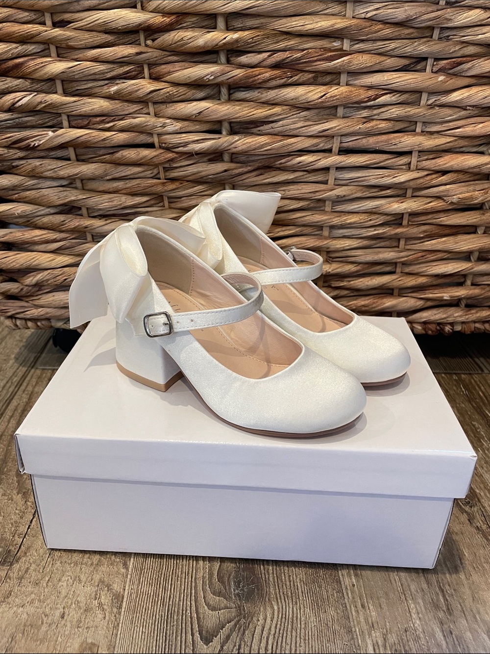 Kailee P. Girls' Ivory Bow Mary Jane Block Heel Shoes size 9